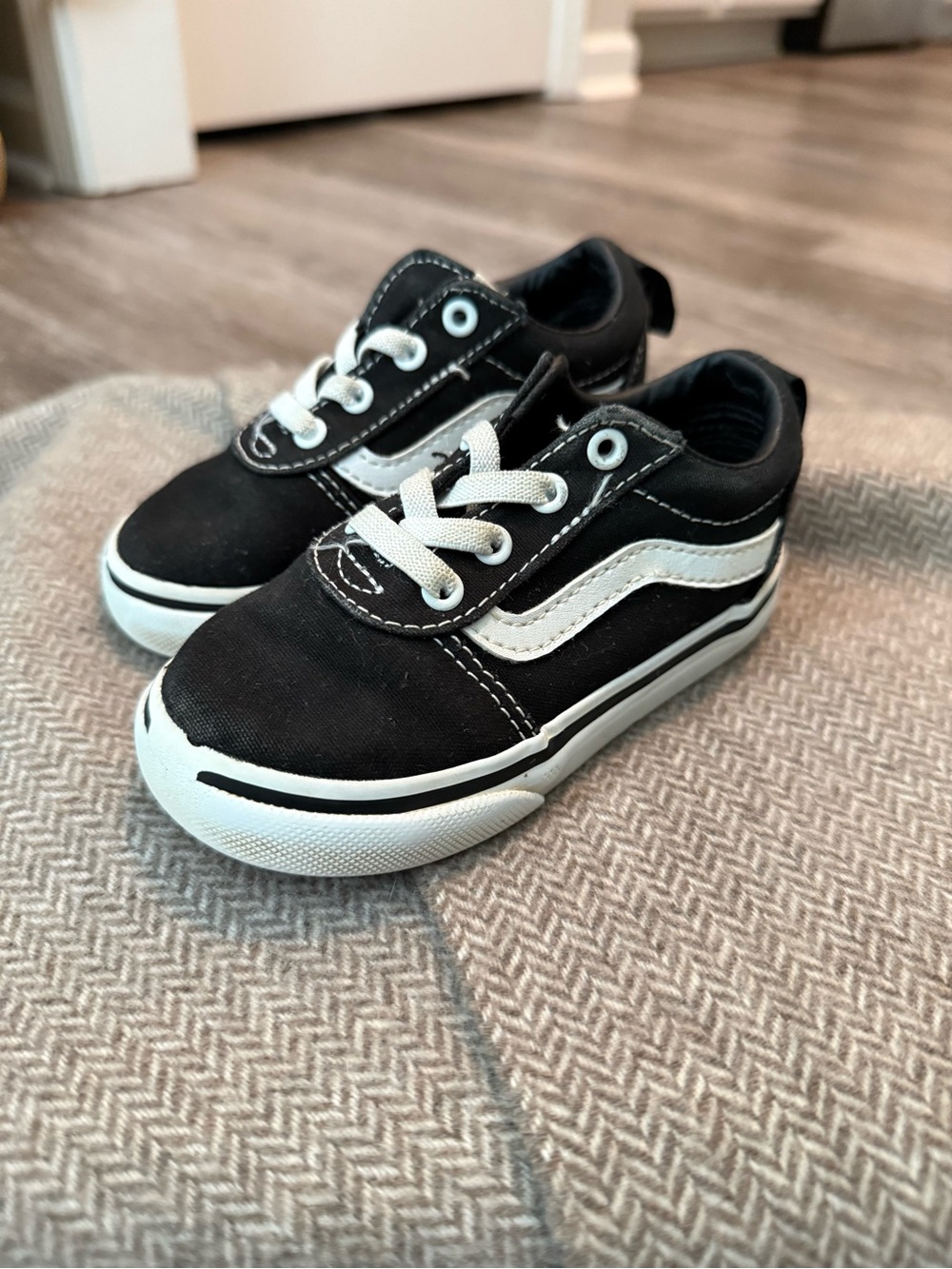 Vans Black and White Kids Low-Top Sneakers with Side Wave